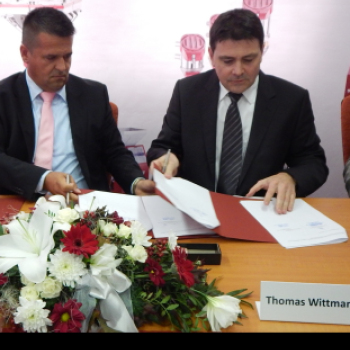 Az első támogatási szerződés a mosonmagyaróvári Sportcsarnokhoz