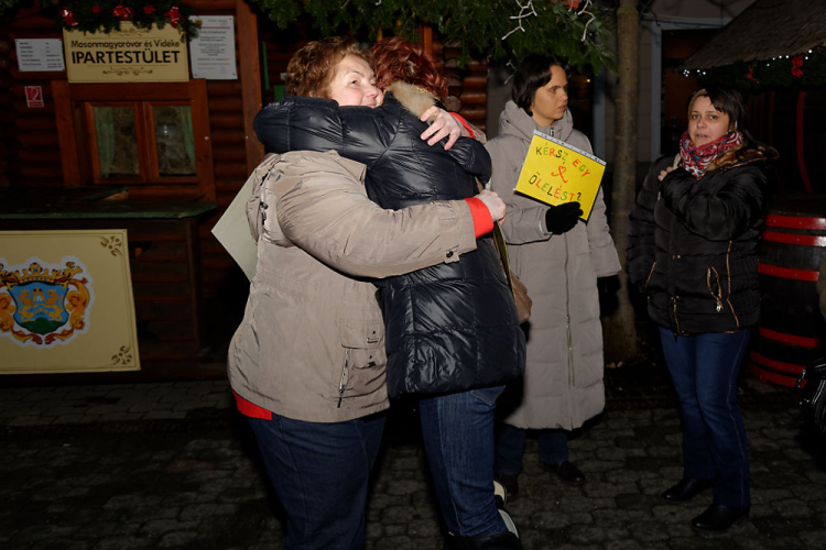 Kérsz egy ölelést? Jobb veled a világ! (fotó: Horváth Attila)