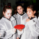 Kőrisfacsemetéket ültettek a diákok a Nolato Magyarország Kft telephelyén